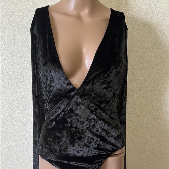 Victoria secret- Elegant Black Velvet Bodysuit - Picture 1 of 7